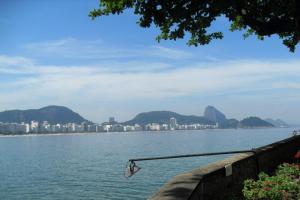 Einer der bekanntesten Stadtteile Rios ist die Copacabana, die auch für ihren langen Sandstrand bekannt ist. 